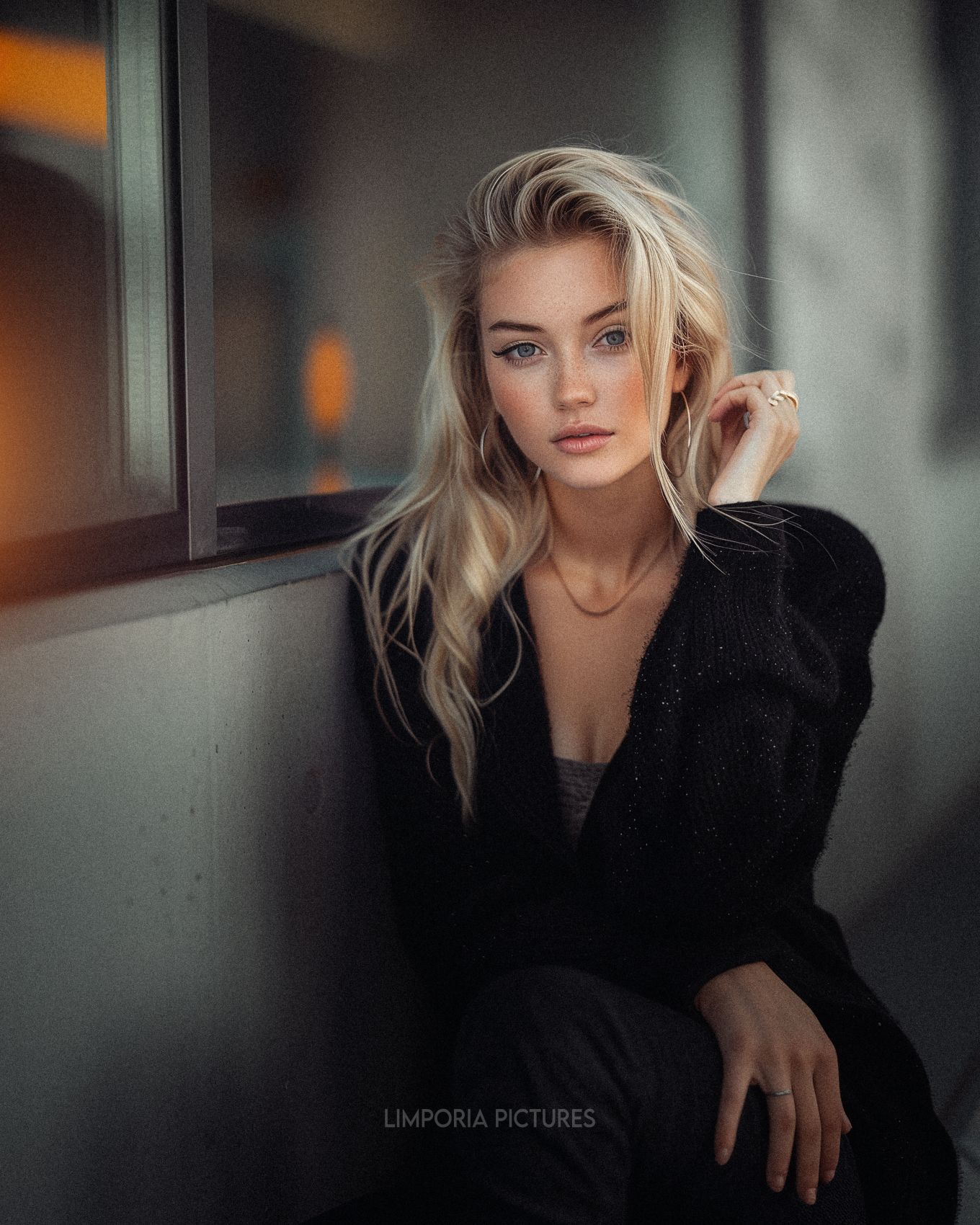 Limporia blonde woman f0e685ef-c3ce-4c71-b82d-e64530779a4a