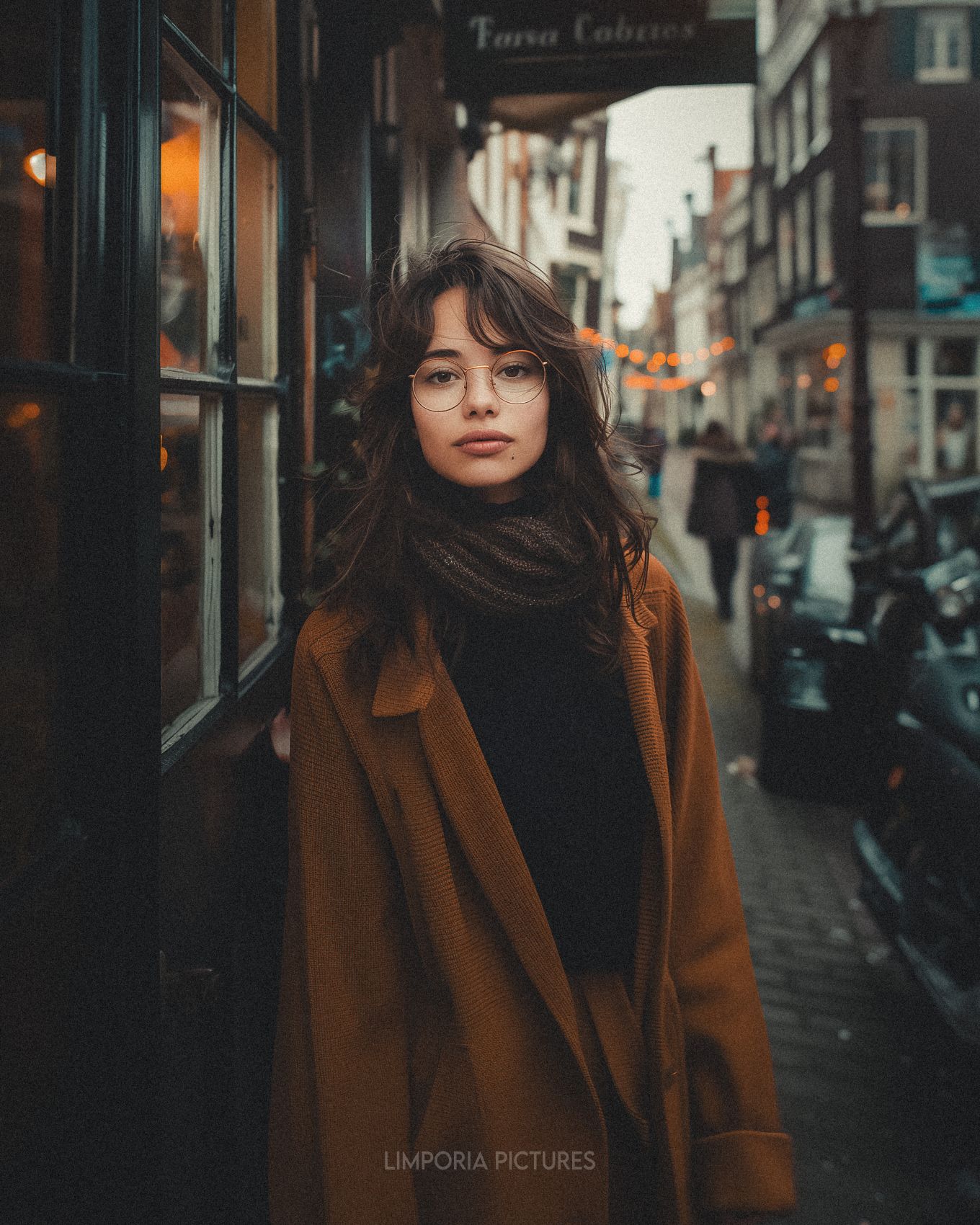 Limporia a photograph of a simple woman in the street 14221bf3-e969-498b-8bf9-51f9204dbb12