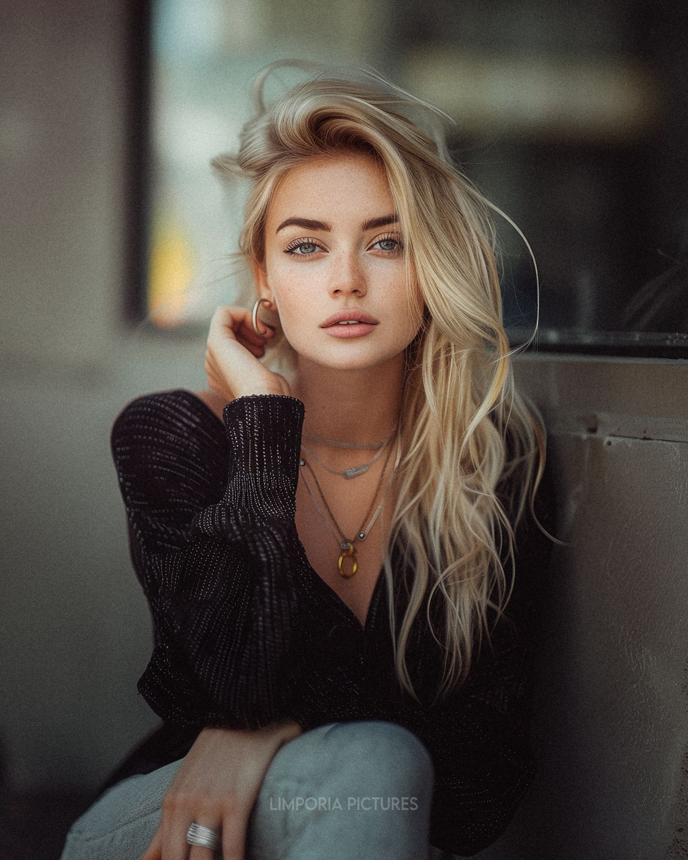 Limporia blonde woman abee67bd-9cda-40fe-9af5-1c168a4c5b88